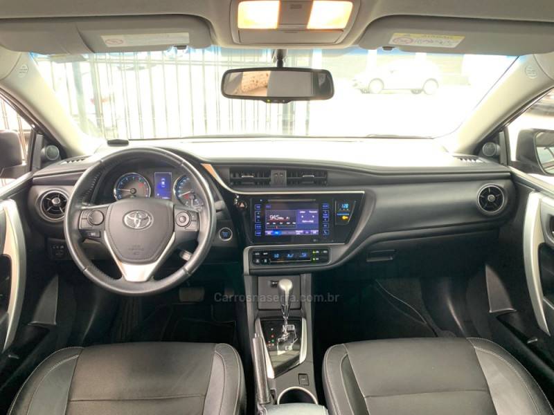 TOYOTA - COROLLA - 2017/2018 - Preta - R$ 105.990,00