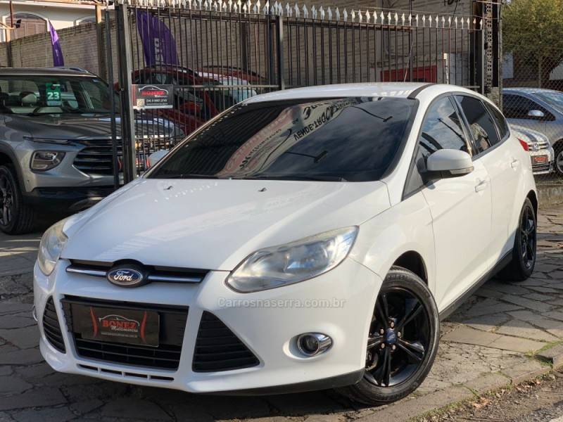 FORD - FOCUS - 2014/2015 - Branca - R$ 55.990,00