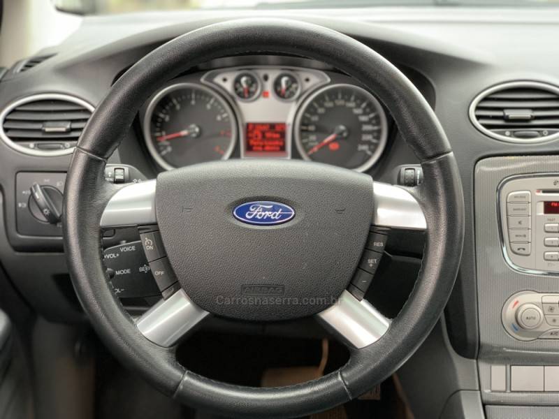 FORD - FOCUS - 2012/2013 - Prata - R$ 56.990,00