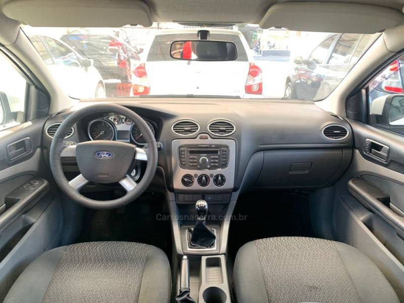 FORD - FOCUS - 2011/2012 - Branca - R$ 42.990,00