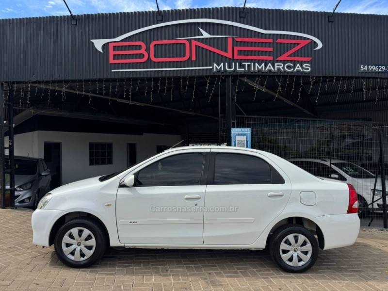 TOYOTA - ETIOS - 2013/2013 - Branca - R$ 44.990,00