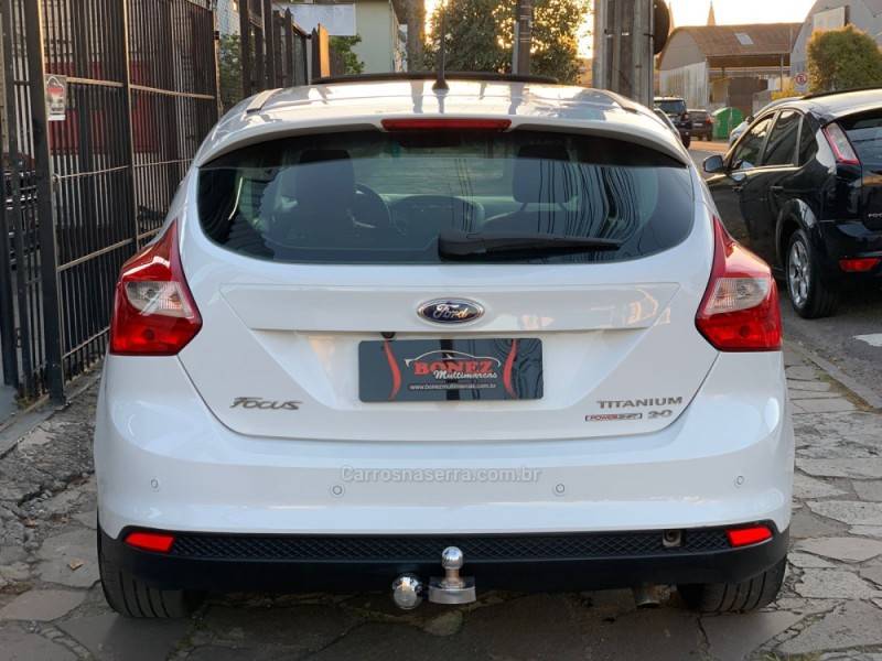 FORD - FOCUS - 2014/2015 - Branca - R$ 61.990,00
