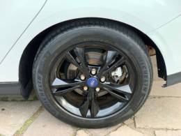 FORD - FOCUS - 2014/2015 - Branca - R$ 55.990,00