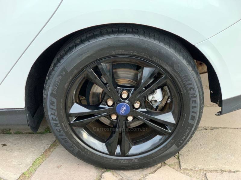 FORD - FOCUS - 2014/2015 - Branca - R$ 55.990,00