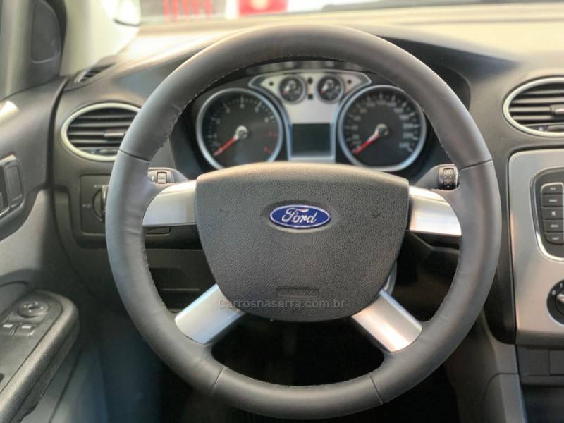 FORD - FOCUS - 2011/2012 - Branca - R$ 42.990,00