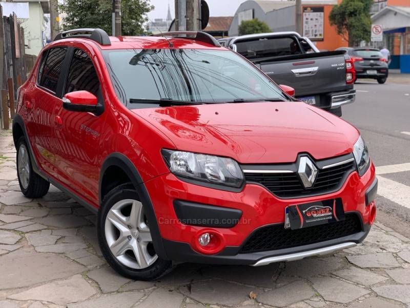 RENAULT - SANDERO - 2014/2015 - Vermelha - R$ 46.990,00