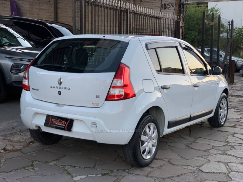 RENAULT - SANDERO - 2012/2013 - Branca - R$ 37.990,00