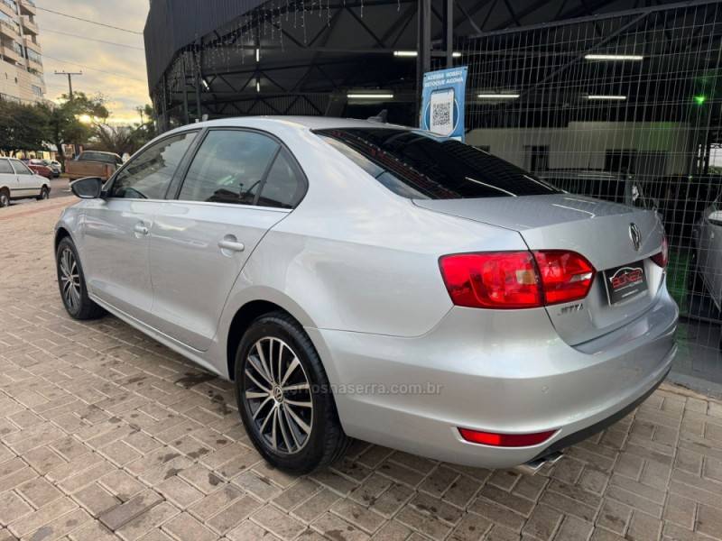 VOLKSWAGEN - JETTA - 2012/2012 - Prata - R$ 65.990,00
