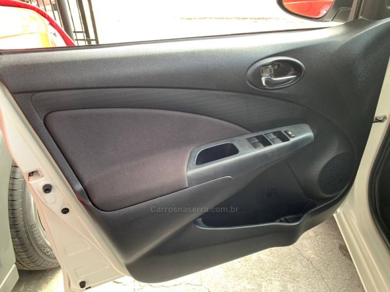 TOYOTA - ETIOS - 2017/2018 - Branca - R$ 55.990,00