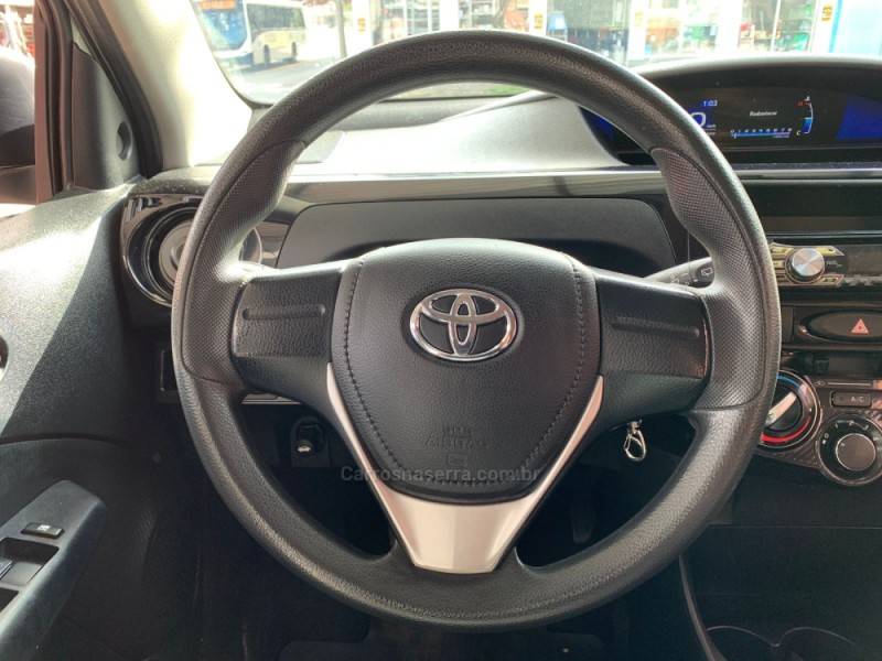 TOYOTA - ETIOS - 2017/2018 - Branca - R$ 55.990,00