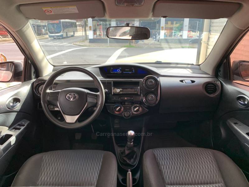 TOYOTA - ETIOS - 2017/2018 - Branca - R$ 55.990,00