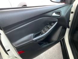 FORD - FOCUS - 2014/2015 - Branca - R$ 61.990,00