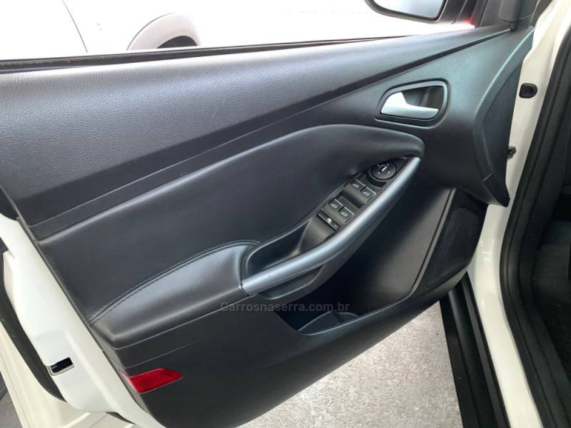 FORD - FOCUS - 2014/2015 - Branca - R$ 61.990,00
