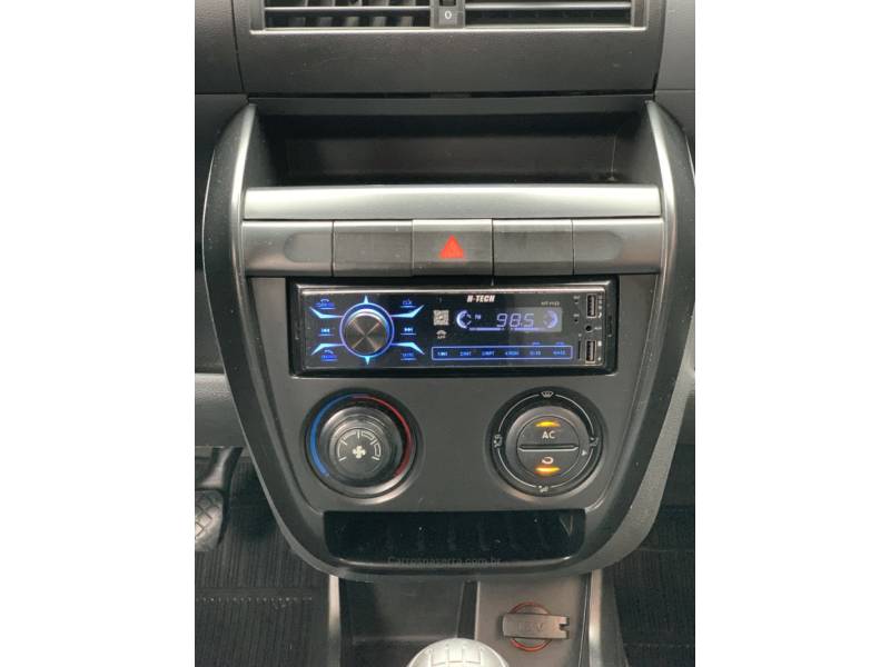 VOLKSWAGEN - FOX - 2005/2006 - Prata - R$ 28.990,00