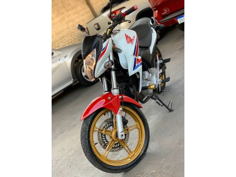 HONDA - CB 300R - 2014/2015 - Branca - R$ 15.990,00