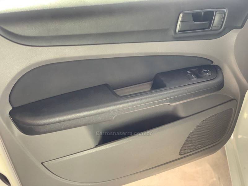 FORD - FOCUS - 2011/2012 - Branca - R$ 42.990,00