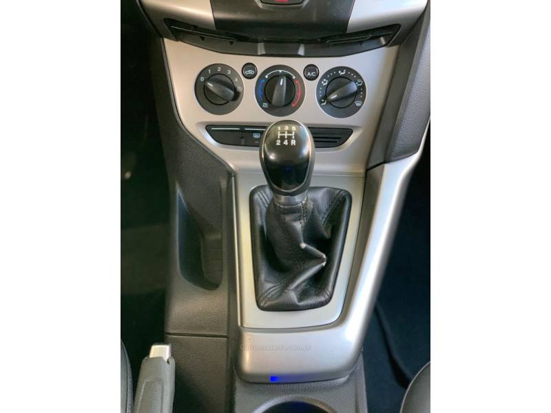 FORD - FOCUS - 2014/2015 - Branca - R$ 55.990,00
