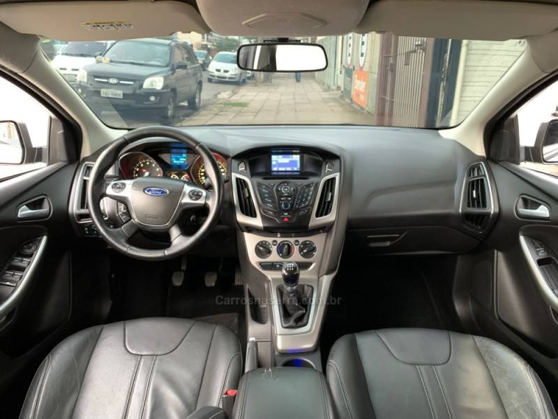 FORD - FOCUS - 2014/2015 - Branca - R$ 55.990,00