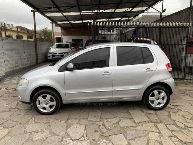 VOLKSWAGEN - FOX - 2005/2006 - Prata - R$ 28.990,00