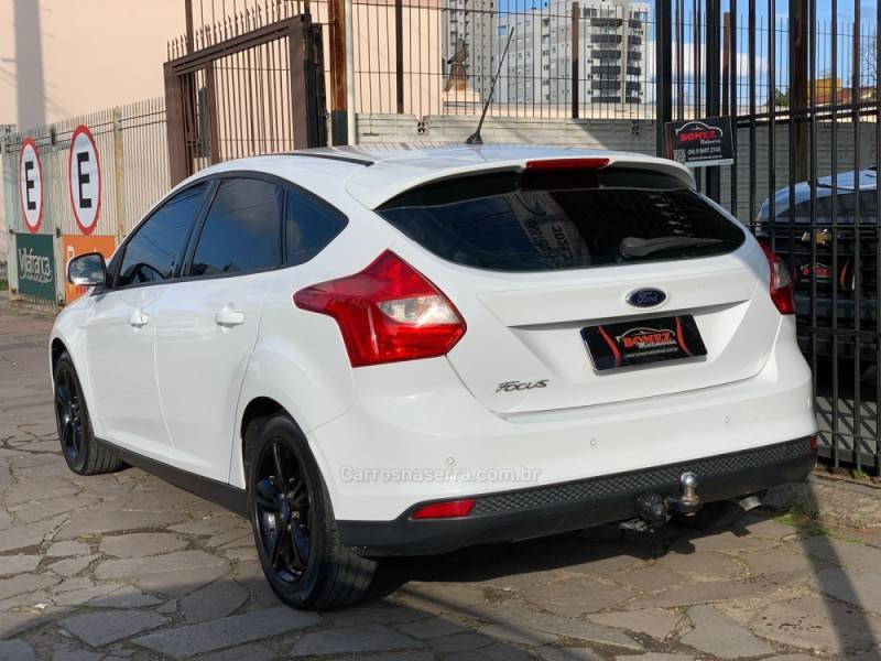 FORD - FOCUS - 2014/2015 - Branca - R$ 55.990,00