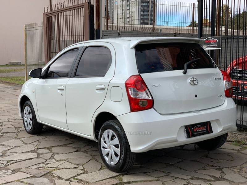 TOYOTA - ETIOS - 2017/2018 - Branca - R$ 55.990,00