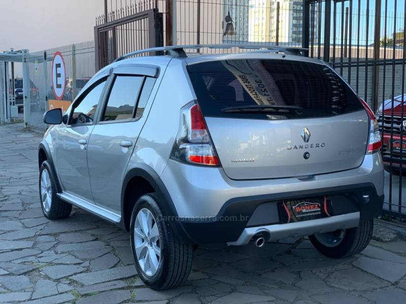 RENAULT - SANDERO - 2013/2014 - Prata - R$ 43.990,00