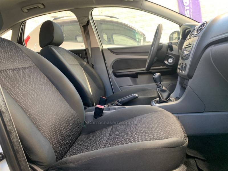 FORD - FOCUS - 2011/2012 - Branca - R$ 42.990,00