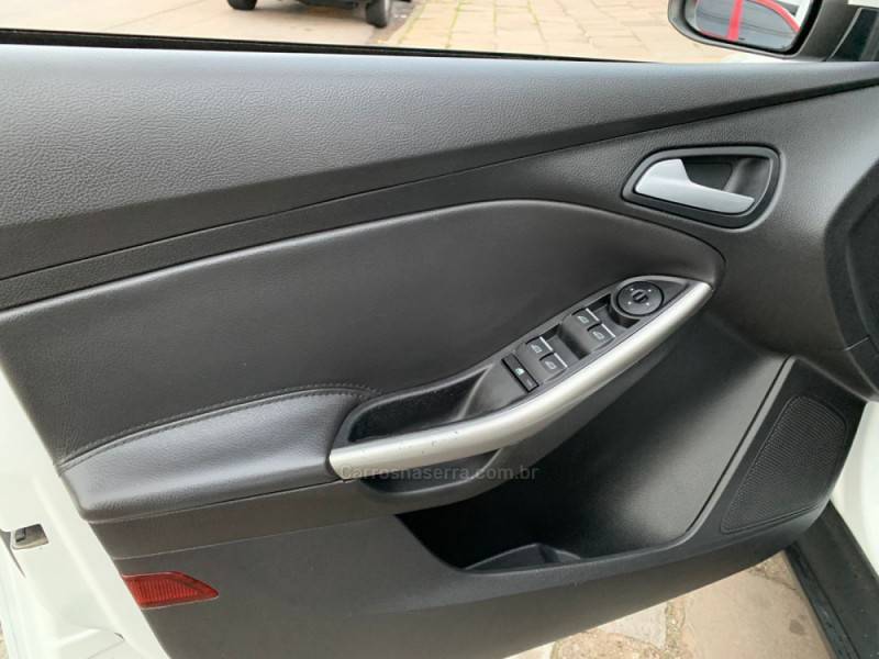 FORD - FOCUS - 2014/2015 - Branca - R$ 55.990,00
