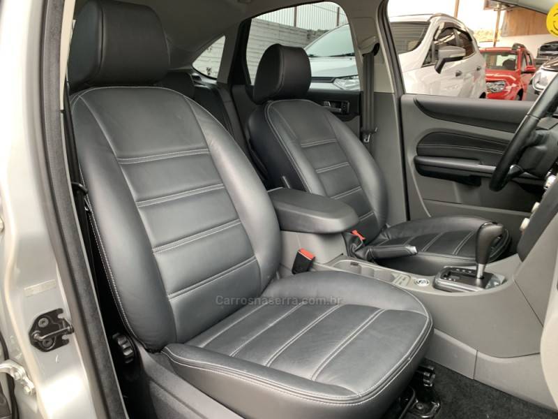 FORD - FOCUS - 2012/2013 - Prata - R$ 56.990,00