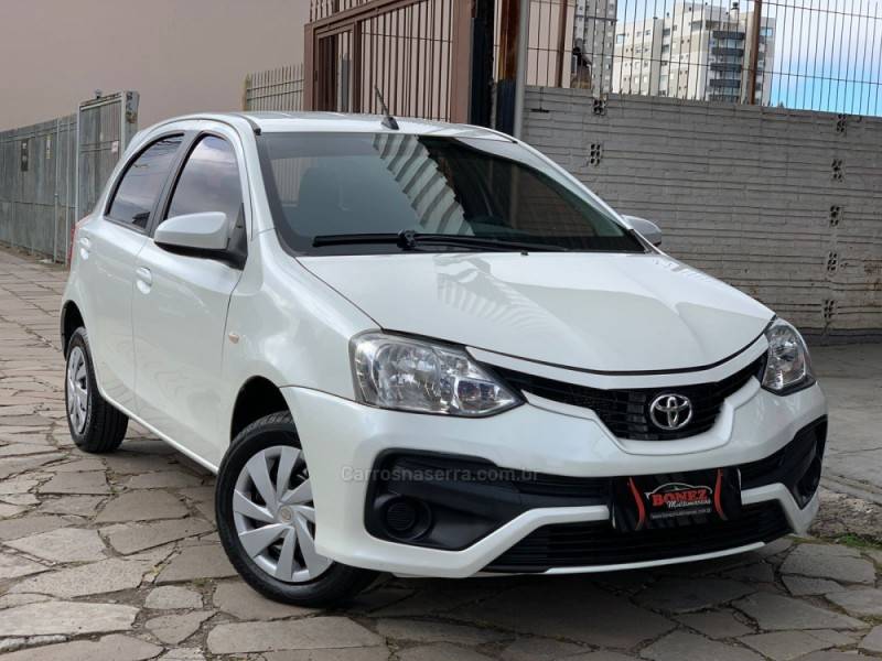 TOYOTA - ETIOS - 2017/2018 - Branca - R$ 55.990,00