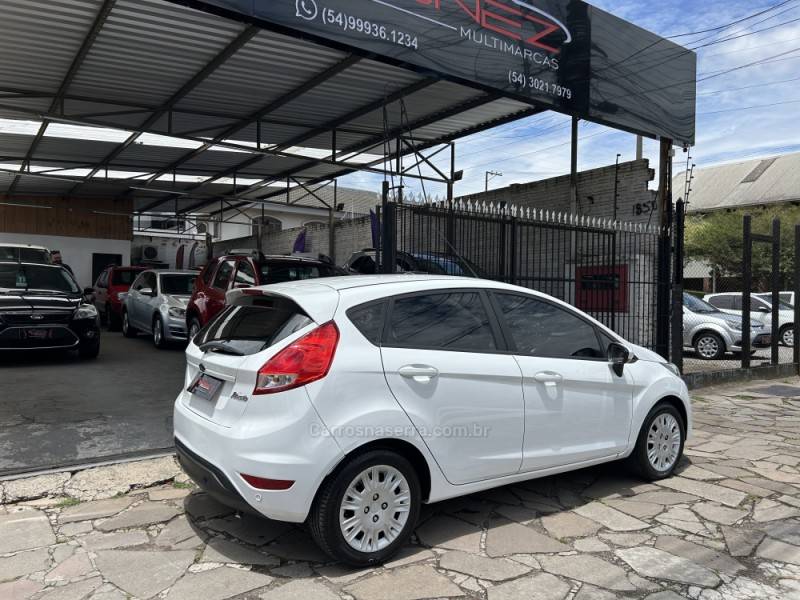 FORD - FIESTA - 2017/2018 - Branca - R$ 53.990,00