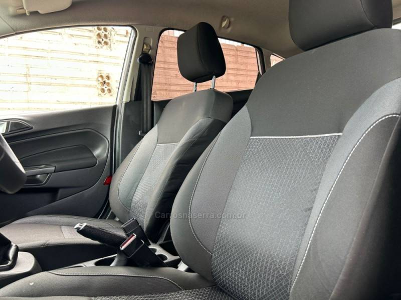 FORD - FIESTA - 2017/2018 - Branca - R$ 52.990,00