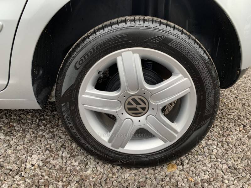 VOLKSWAGEN - FOX - 2005/2006 - Prata - R$ 28.990,00