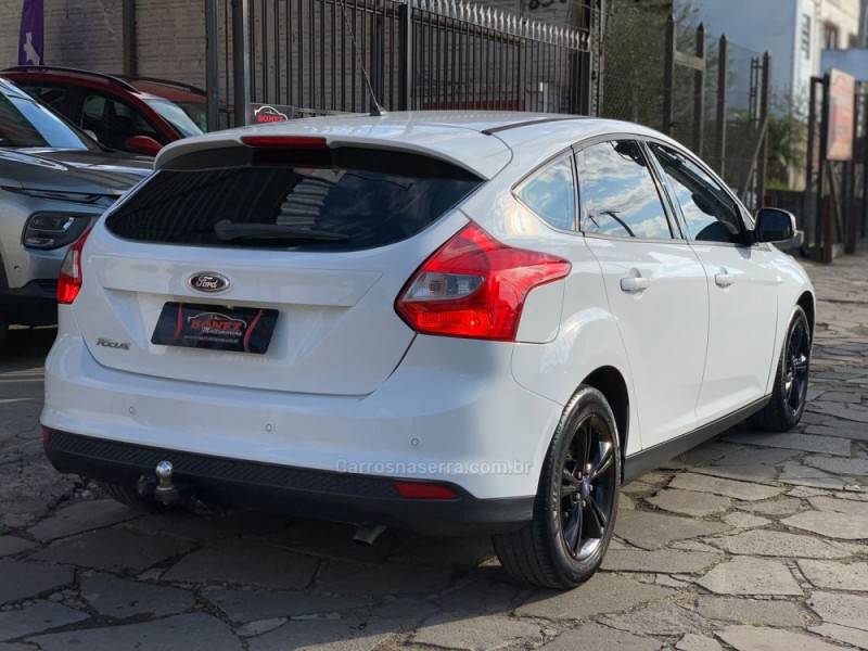 FORD - FOCUS - 2014/2015 - Branca - R$ 55.990,00