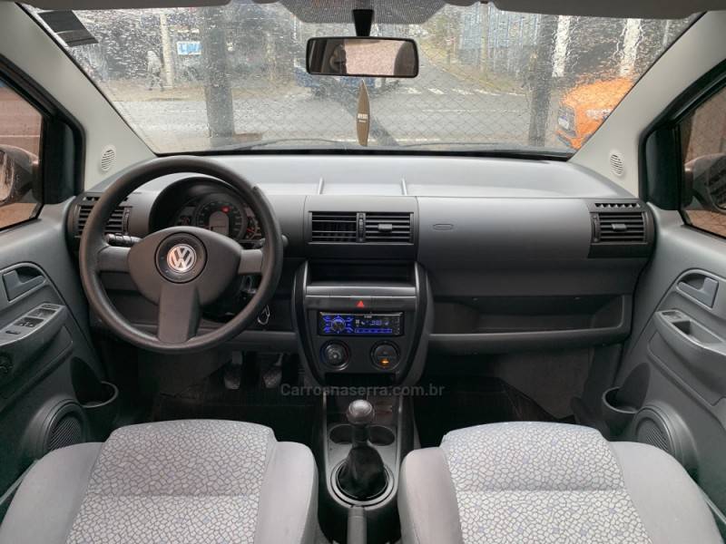 VOLKSWAGEN - FOX - 2005/2006 - Prata - R$ 28.990,00