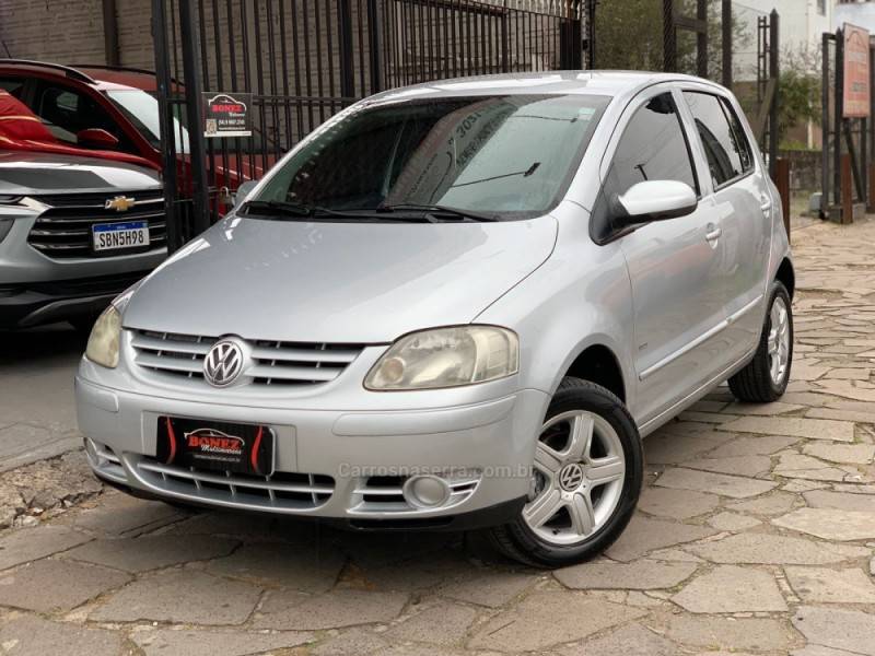 VOLKSWAGEN - FOX - 2005/2006 - Prata - R$ 27.990,00