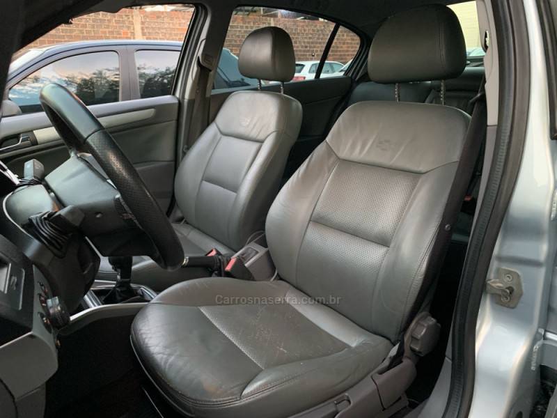 CHEVROLET - VECTRA - 2010/2011 - Prata - R$ 40.990,00