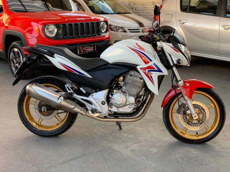 HONDA - CB 300R - 2014/2015 - Branca - R$ 15.990,00