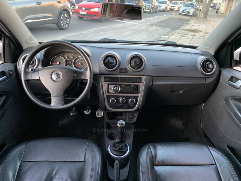 VOLKSWAGEN - SAVEIRO - 2010/2011 - Branca - R$ 44.990,00