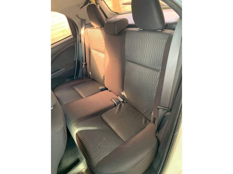 TOYOTA - ETIOS - 2017/2018 - Branca - R$ 55.990,00