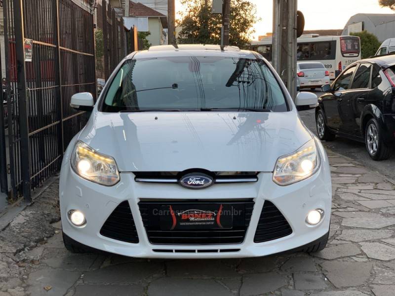 FORD - FOCUS - 2014/2015 - Branca - R$ 61.990,00