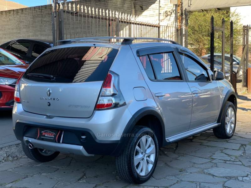 RENAULT - SANDERO - 2013/2014 - Prata - R$ 43.990,00