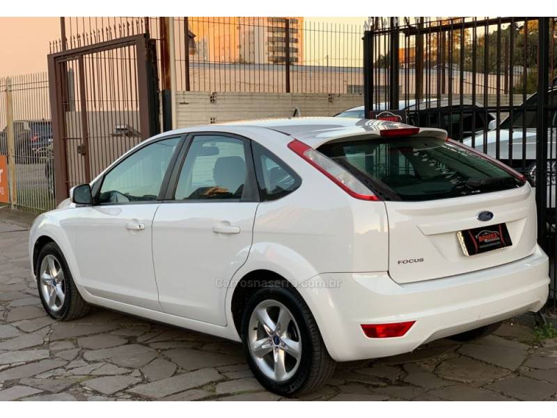 FORD - FOCUS - 2011/2012 - Branca - R$ 42.990,00