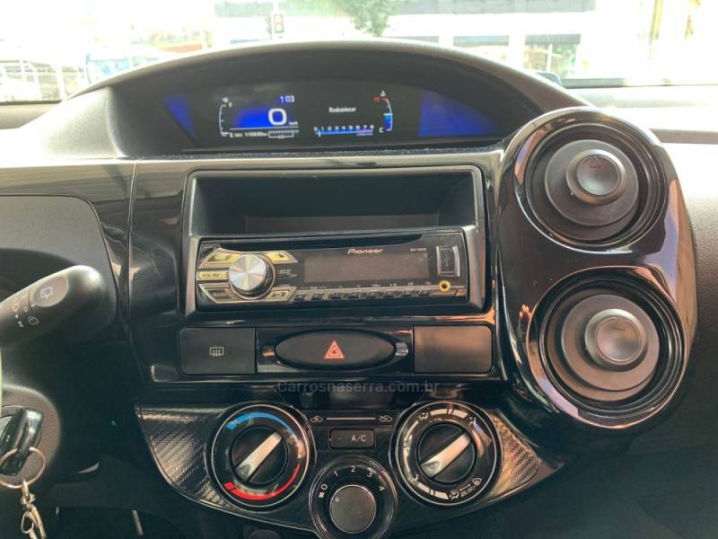 TOYOTA - ETIOS - 2017/2018 - Branca - R$ 55.990,00