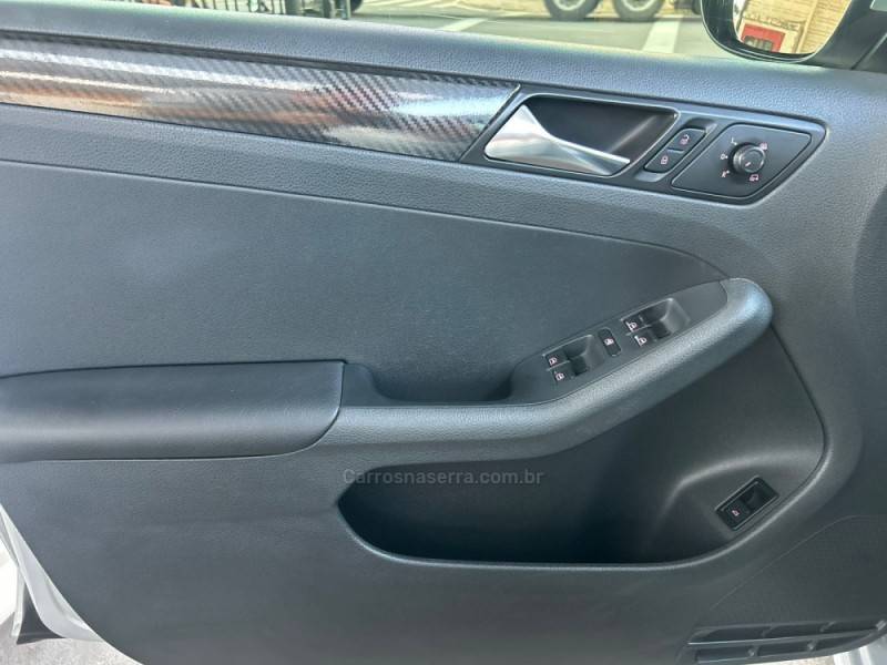 VOLKSWAGEN - JETTA - 2015/2016 - Prata - R$ 79.990,00