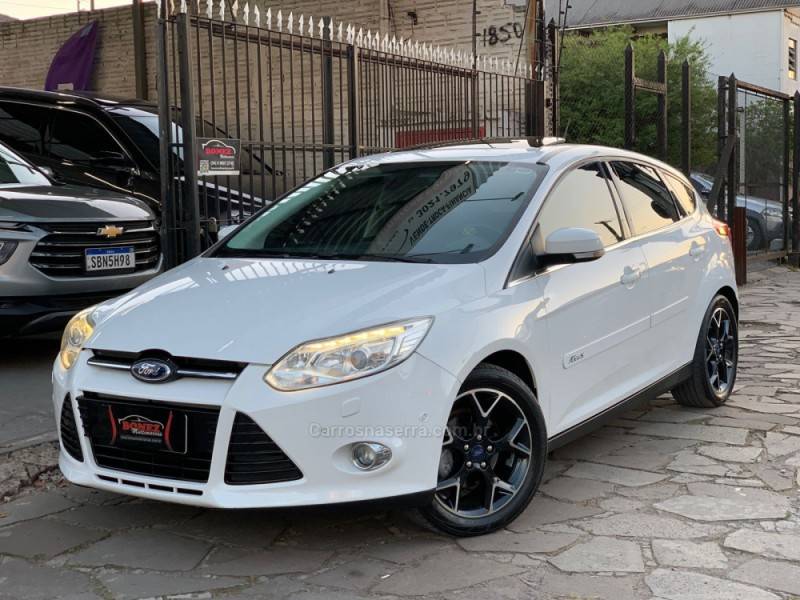 FORD - FOCUS - 2014/2015 - Branca - R$ 61.990,00