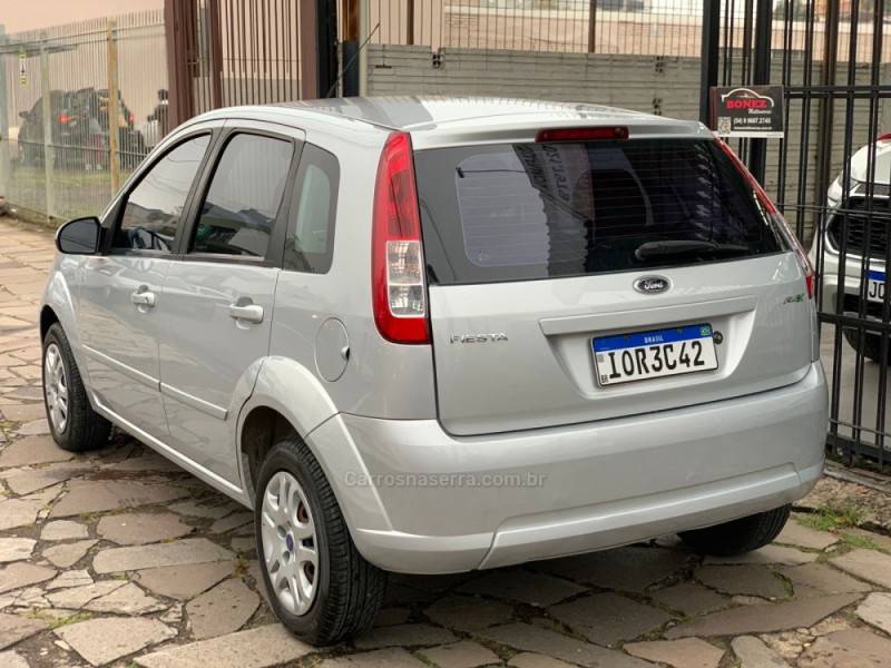 FORD - FIESTA - 2007/2008 - Prata - R$ 25.990,00