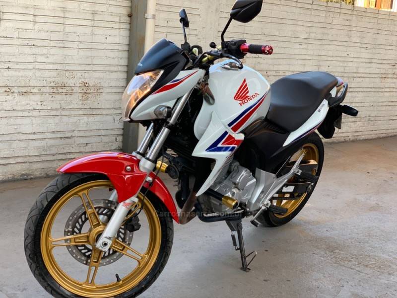 HONDA - CB 300R - 2014/2015 - Branca - R$ 15.990,00