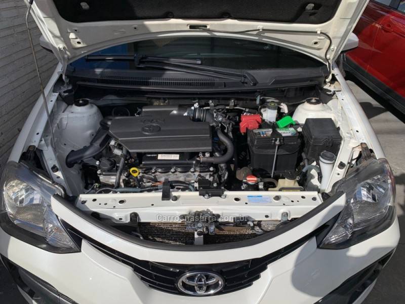 TOYOTA - ETIOS - 2017/2018 - Branca - R$ 55.990,00