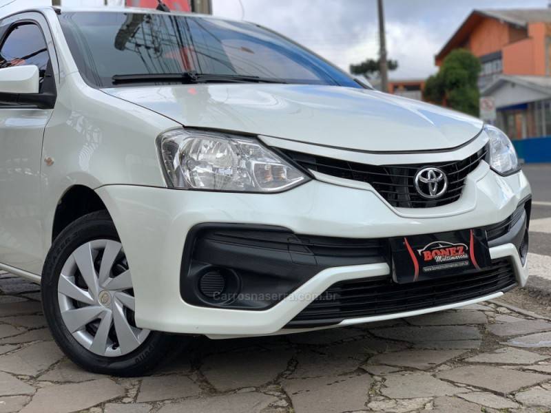 TOYOTA - ETIOS - 2017/2018 - Branca - R$ 55.990,00
